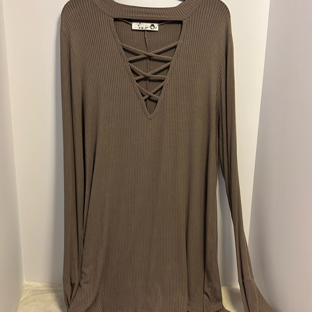 GORILLA CAT BRAND..TAUPE COLOR TUNIC TOP HAS LONG SLEEVES WITH BELL CUFFS SIZE L